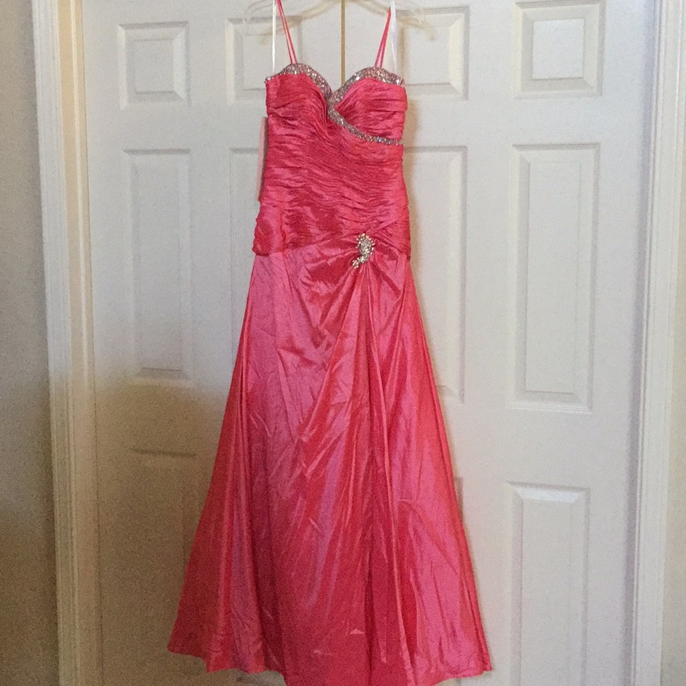 Tony Bowls Le Gala Coral Prom Pageant gown